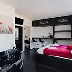 Dom wakacyjny Black And White