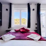 Dom wakacyjny Black And White